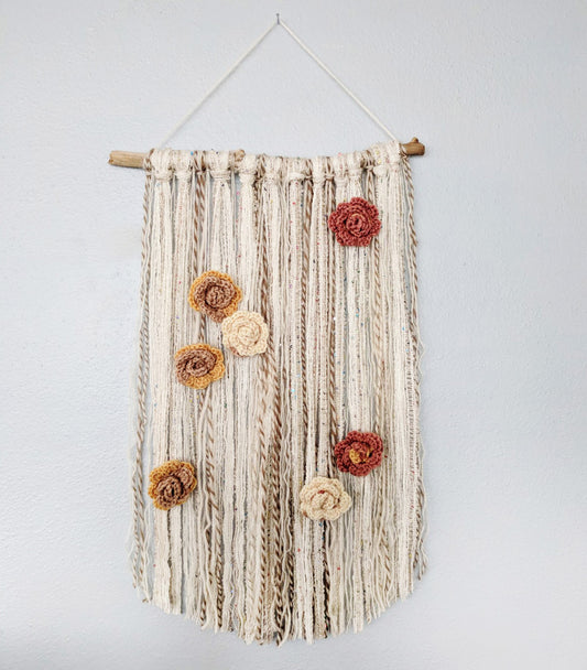 How to make a pretty wall hanging with yarn and crocheted flowers
